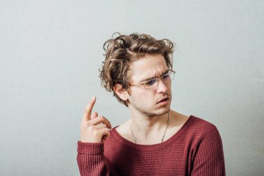 Adam başparmağını kaldırıyor ve gülümsüyor.