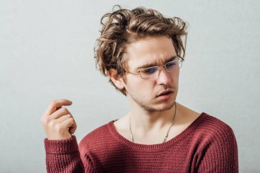 Sıradan bir genç adam geriye dönüp bir şeye bakıyor.