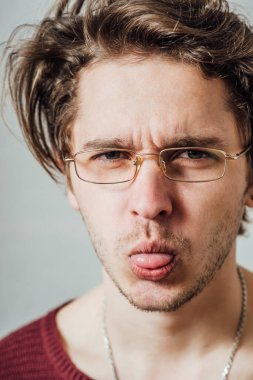 Genç adam dil gösteriyor.