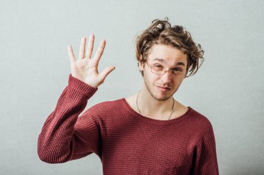 Dost canlısı genç bir adam beş veriyor.