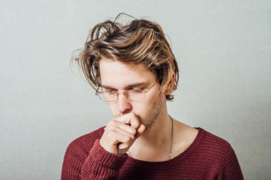 Düşünen gözlüklü adam