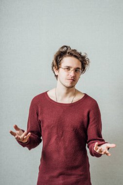 İş adamı avucunda bir şey tutuyor.