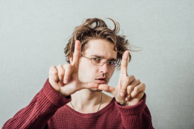 Kare kollar yapan adam