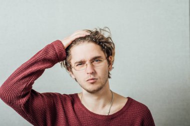 Gözlüklü adam kafasını tuttuğunu hatırlamıyor.