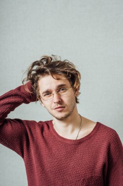 Kafasını elinde tutan genç bir iş adamı