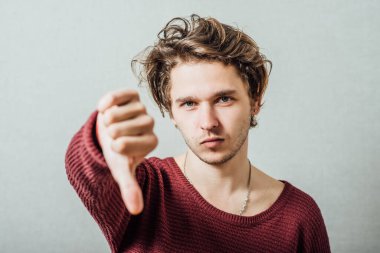 Adam baş parmak hareketi yapıyor. negatif işaret