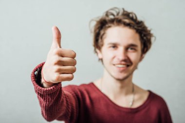 Mutlu adam işaret veriyor.