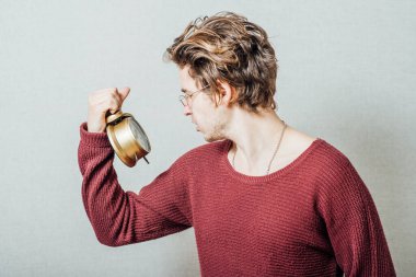 Elinde çalar saati tutan bir adam