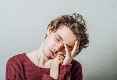 Adam ofis işinde çok yorgundu.