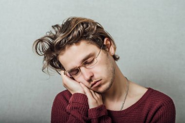 Adam ofis işinde çok yorgundu.