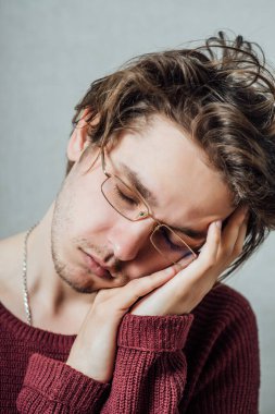 Adam ofis işinde çok yorgundu.