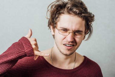 İnsan telefonu hareketlerinin portresi. İletişim ve iletişim kavramı