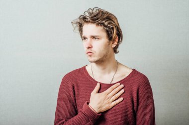 Yakışıklı erkek göğsünde dinleniyor.