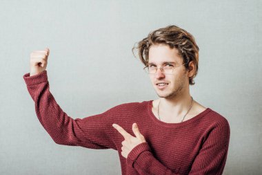 Gri bir arka plan adamı ve parmak pazılarını gösteriyor.