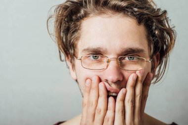 Kafasını elinde tutan genç bir iş adamı