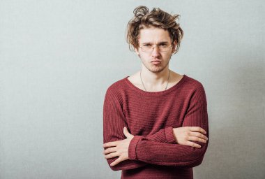 Kolları bağlı bir adam.