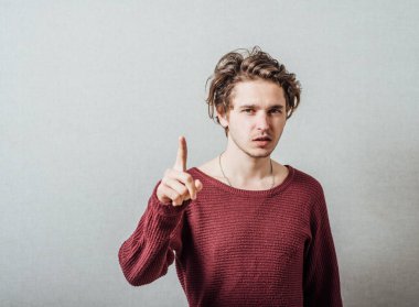 Çekici genç adam parmaklarıyla hayali düğmeye basıyor..