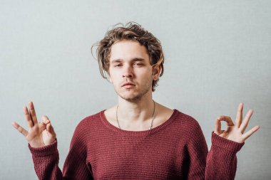 Genç adam fotoğraf stüdyosunda dinleniyor.