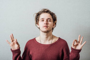 Genç adam fotoğraf stüdyosunda dinleniyor.