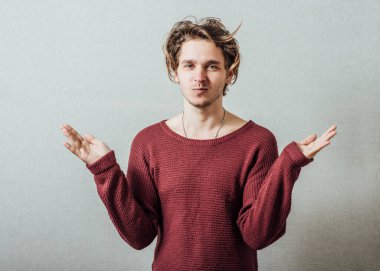 Yüzünde bir gülümseme ve kolları açık genç bir adam.