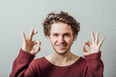 Adam fotoğraf stüdyosunda iyi görünüyor.