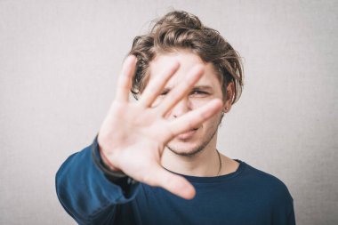 Fotoğraf stüdyosunda el sallayan adam.