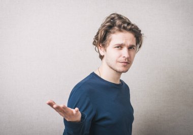 Yüzünde bir gülümseme ve kolları açık genç bir adam.