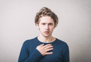 Yakışıklı erkek göğsünde dinleniyor.