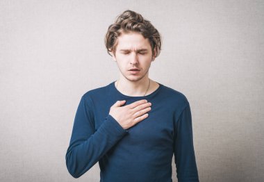 Yakışıklı erkek göğsünde dinleniyor.