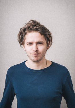 Kafası karışmış genç bir adamın yakın portresi.