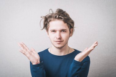 Kolları açık genç bir adam.