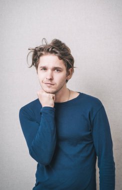 Adam yumruk çenesini kaldırır.