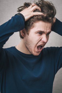 Adam bağırıyor ve kafasını koparıyor.