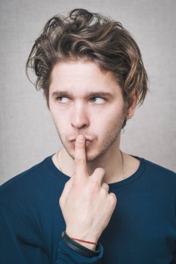 Adam stüdyo arka planında düşünüyor.