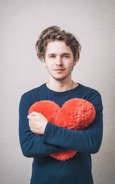 Aşk ve sevgililer günü adamı kalbi tutar