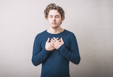 Stüdyo arka planında dua eden adam