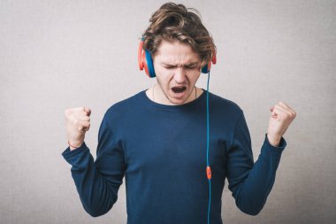 Genç adam müzik dinliyor.