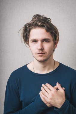 Stüdyo arka planında dua eden adam