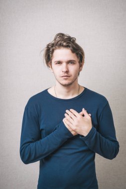 Stüdyo arka planında dua eden adam