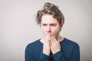 Uykulu genç adam esniyor.