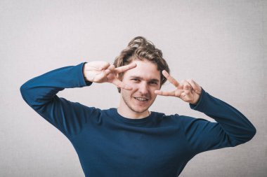 İki parmağını gösteren bir adam.