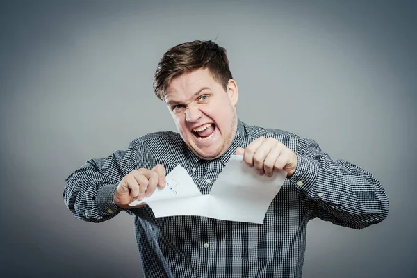 Boze Man Scheurt Papier Uit — Stockfoto