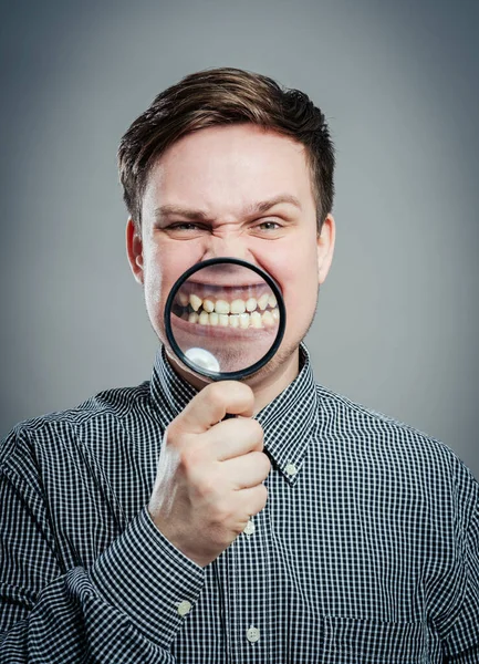 Άνθρωπος Εξετάζει Δόντια Του Μεγεθυντικό Φακό — Φωτογραφία Αρχείου