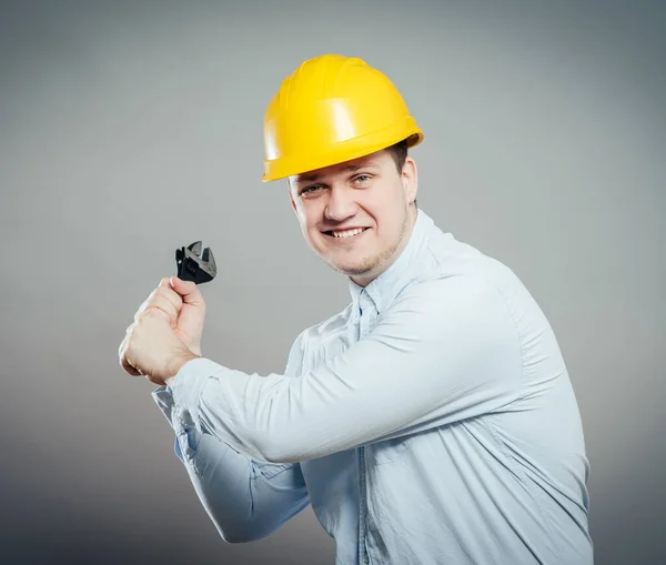 Smiling Νεαρός Μηχανικός Κοστούμι Λέβητα Κλειδί Και Χέρια Διπλωμένα — Φωτογραφία Αρχείου