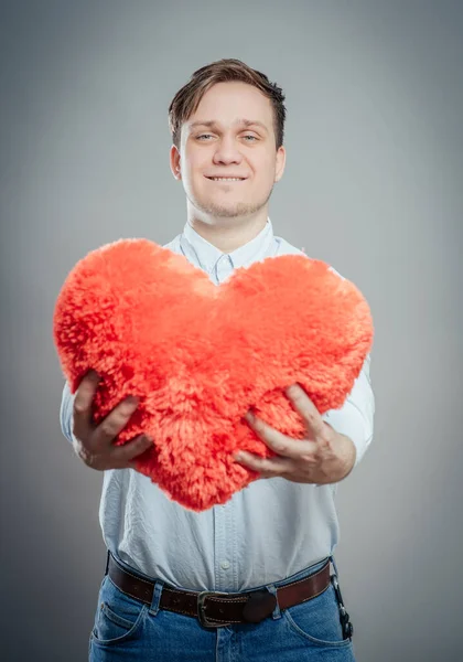 Elinde Kırmızı Kalp Şeklinde Bir Yastık Izole Edilmiş Boş Bir — Stok fotoğraf