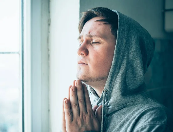 Отчаянный Человек Молится Богу — стоковое фото