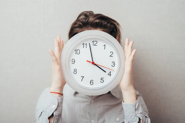 Retrato Joven Sosteniendo Reloj Sobre Fondo Gris —  Fotos de Stock