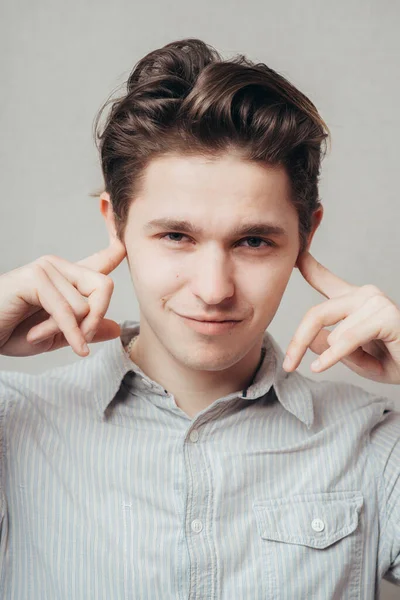 Молодой Человек Показывает Хочет Слушать Пальцы Уши — стоковое фото