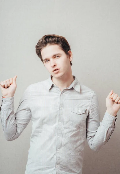 Hombre Joven Relajándose Estudio — Foto de Stock