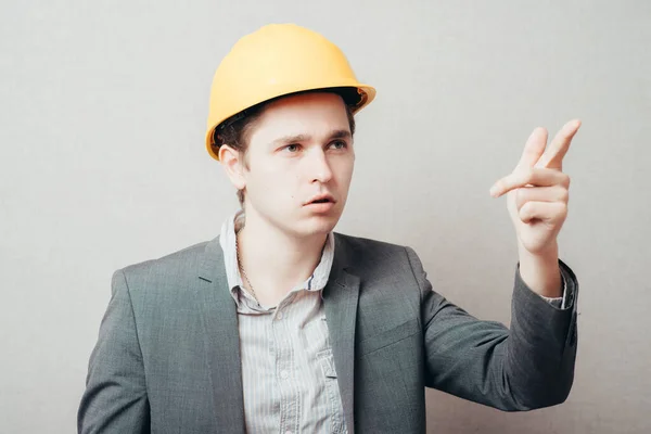 Joven Constructor Casco Señalando Dedo — Foto de Stock